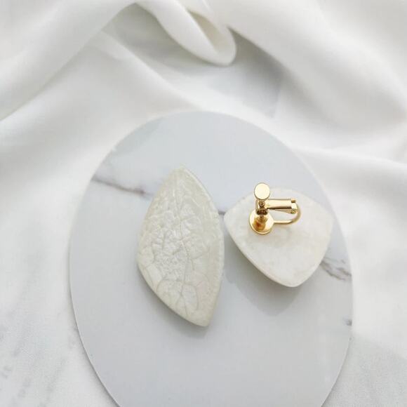 Clip on 1 3/4" gold and white cracked odd shaped earrings - Picture 1 of 1